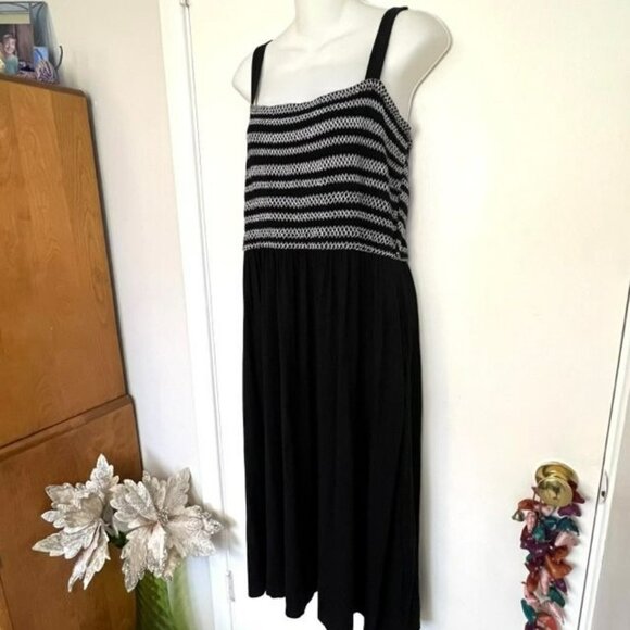 LANE BRYANT PLUS SIZE 18 - 20 BLACK & WHITE KNIT CASUAL DRESS WITH SMOCKED TOP - Picture 7 of 11
